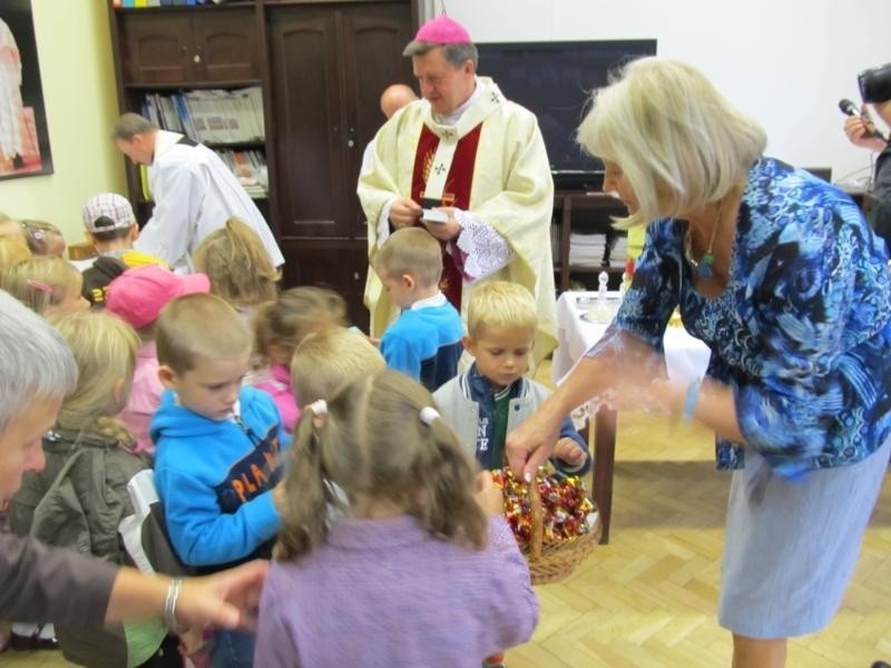 Wrocław: Arcybiskup Józef Kupny odwiedził dziecięcą klinikę przy Bujwida (ZDJĘCIA)