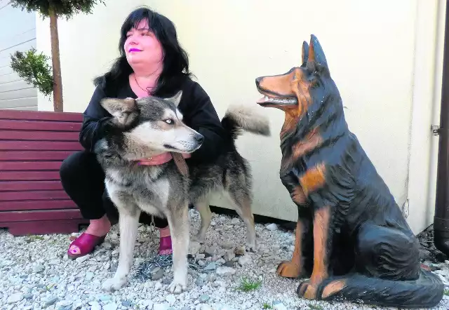 Dagmara Bieniek kocha zwierzęta. To jej ulubiony pies - Czips oraz... sobowtór czworonoga, który też strzeże firmy.