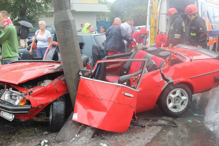 Wypadek na Paderewskiego. Mężczyzna uwięziony w samochodzie [ZDJĘCIA+FILM]