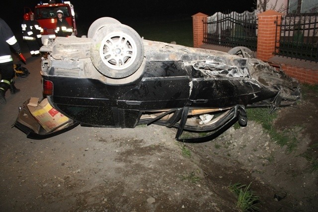 Na miejscu wypadku w Woli Wiśniowej. BMW wypadł z drogi i dachował.