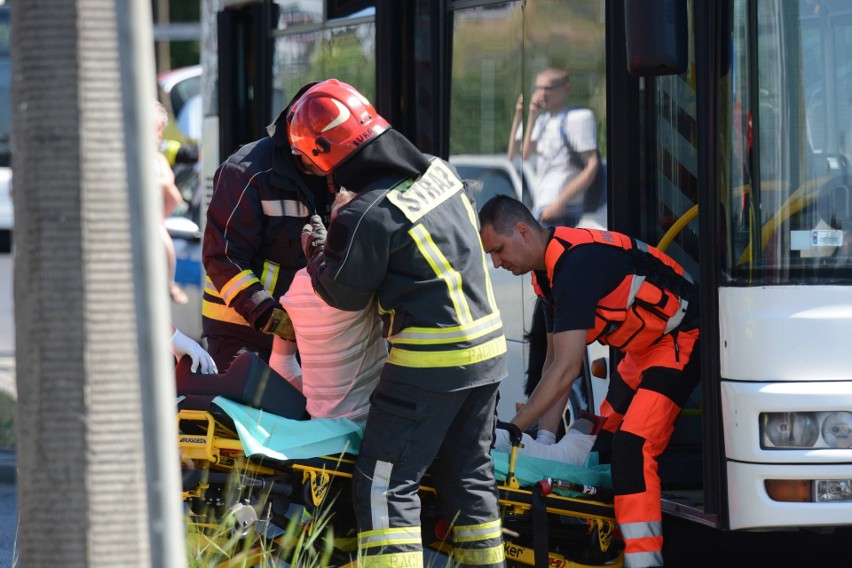 Pod wiaduktem na ulicy Chrobrego autobus MZK zderzył się z...