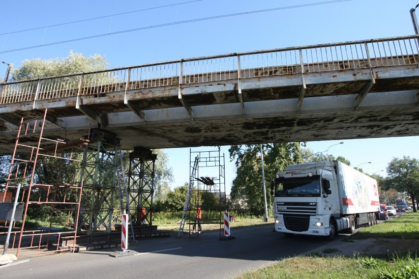 Wiadukt kolejowy uszkodzony przez tira. Od czwartku zwężono...