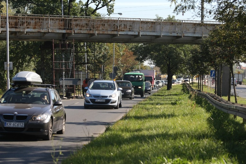 Wiadukt kolejowy uszkodzony przez tira. Od czwartku zwężono...