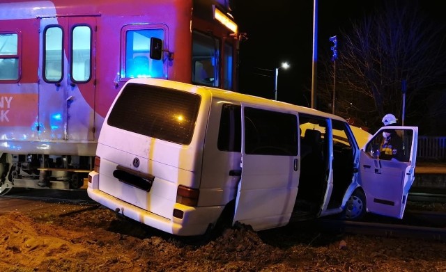 Wypadek w Wilkowie. Bus wjechał pod pociąg.