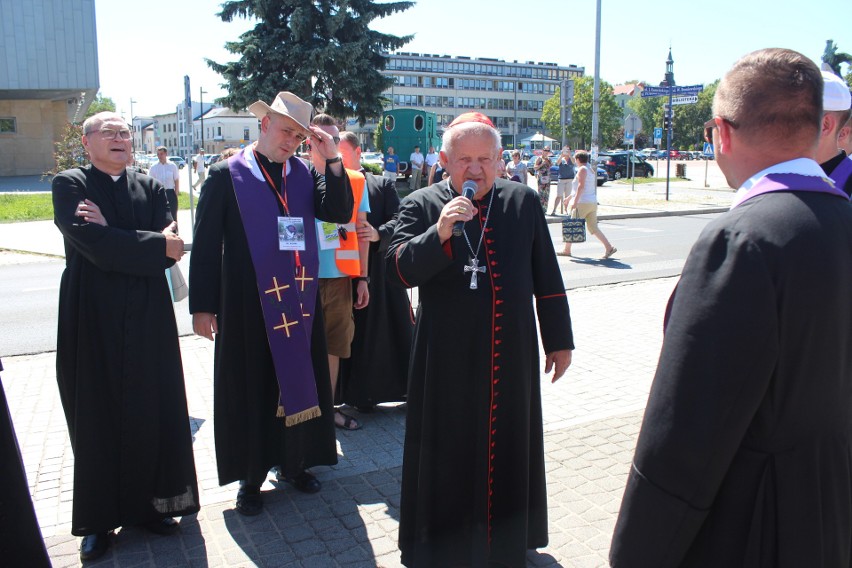 Chrzanów. Pielgrzymi w drodze na Jasną Górę. Przed nimi ostatnie 50 km  [ZDJĘCIA]