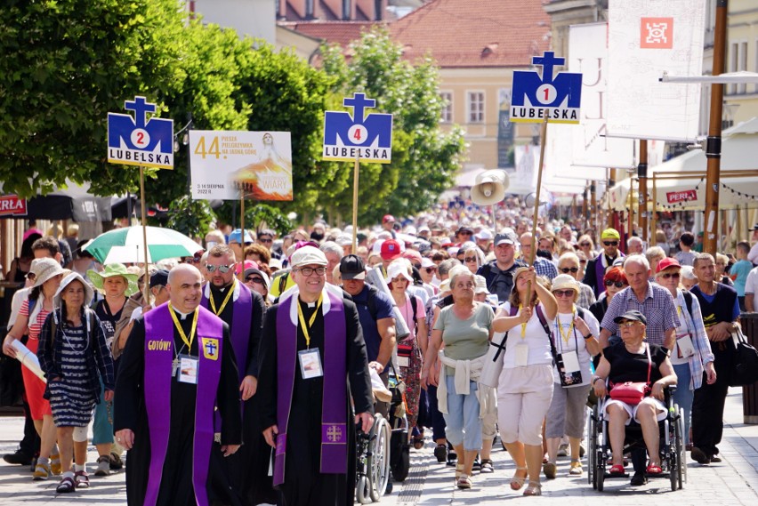 Pątnicy wyruszyli w drogę. Rozpoczęła się 44. Lubelska Piesza Pielgrzymka z Lublina na Jasną Górę [ZDJĘCIA]