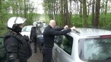 Policja zapobiegła ustawce. Pseudokibice mieli noże i siekiery [WIDEO]