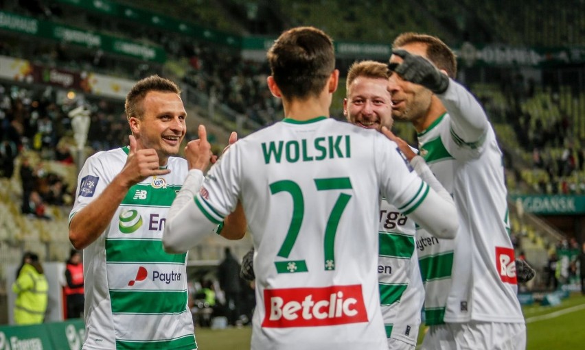 Lechia Gdańsk daje wolną rękę piłkarzom. Znane nazwiska na liście. Trwają poszukiwania wzmocnienia składu biało-zielonych