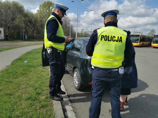 Policjanci zatrzymują jednak nie tylko popełniających wykroczenia kierowców ale także pieszych i rowerzystów właśnie. Podczas ostatniej akcji tego typu, patrole poczuciami i karali mandatami 600 razy.