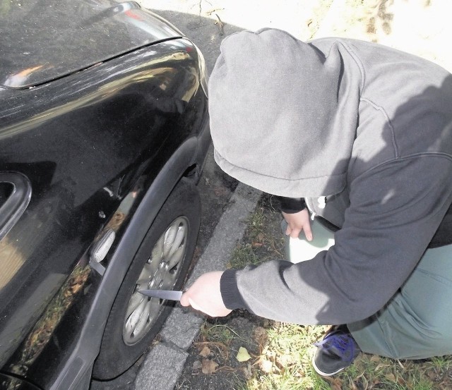 Przecięcie opon to może i kara dla łamiących przepisy, ale sprawce też może sporo kosztować. Za uszkodzenie mienia, bez względu na motywy, grozi kara do pięciu lat więzienia