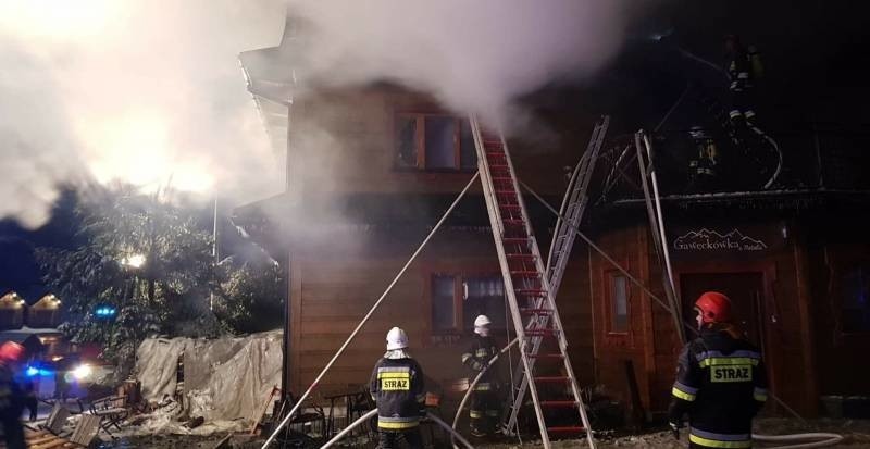 Krzyżówka. 80 strażaków prawie osiem godzin walczyło z pożarem pensjonatu Gawęckówka [ZDJĘCIA]