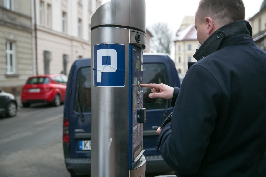 Kraków. Miasto przegrywa w sądach sprawy strefy płatnego parkowania