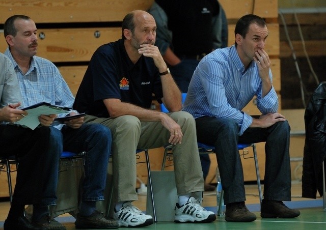 Wojciech Królik (pierwszy z lewej) został asystentem Rade Mijanovicia (z prawej). W środku poprzedni drugi trener AZS, Leszek Doliński.