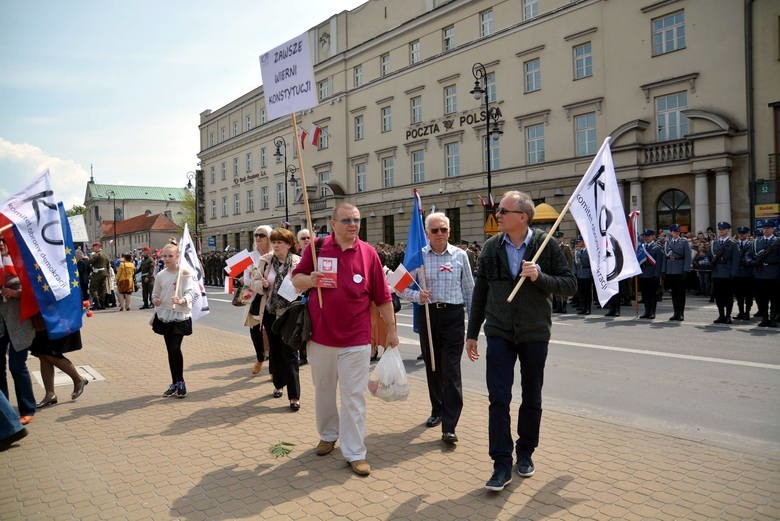 Obchody 3 maja w Lublinie. Na zdjęciu działacze KOD z...
