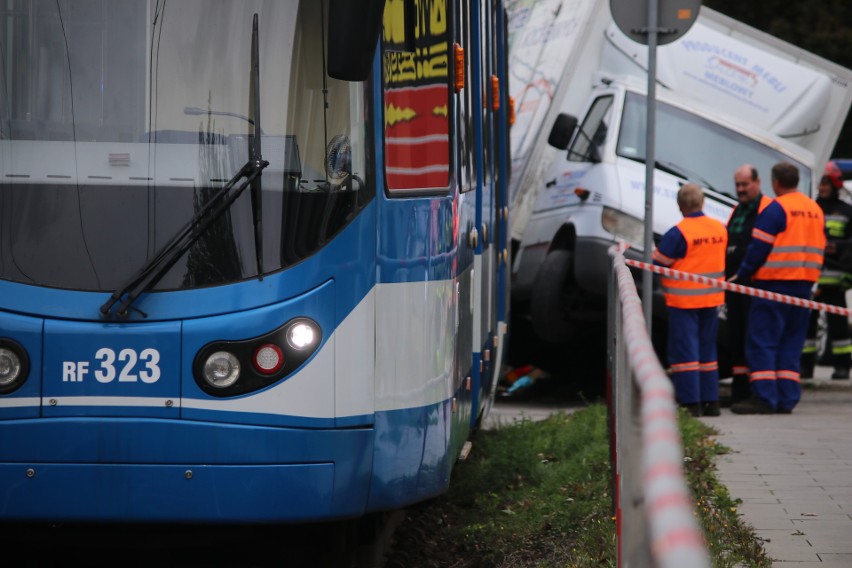 Kraków. Zderzenie samochodu dostawczego z tramwajem, ranny motorniczy [ZDJĘCIA]