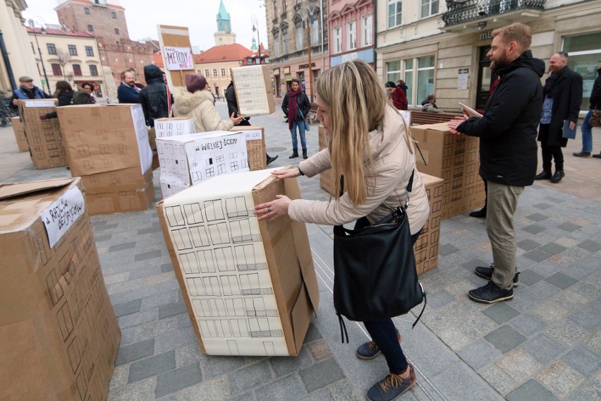 Tekturowe bloki stanęły na deptaku. Protest w sprawie zabudowy górek czechowskich (ZDJĘCIA)