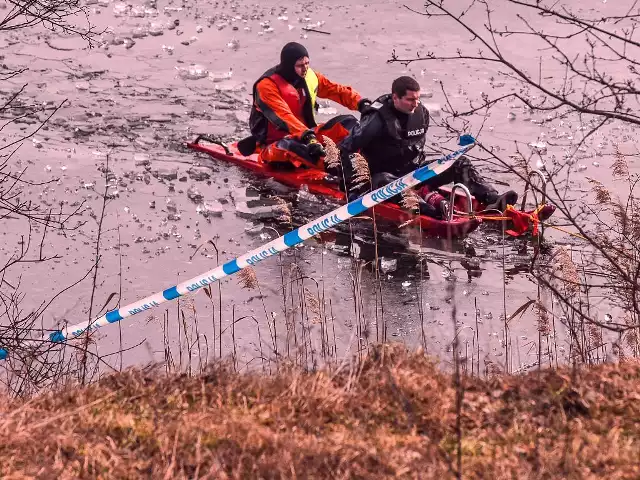 Od wtorku trwa akcja w Wierzchucinku na jeziorze. Płetwonurkowie poszukują trzeciego z zaginionych, 21-letniego Krystiana.