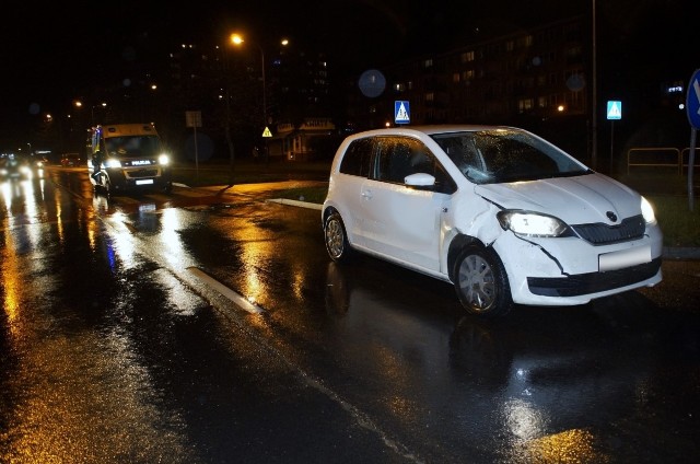 Dzisiaj (12 styczeń) przed godziną 20:00 na ulicy 3-go Maja w Słupsku doszło do wypadku. Mężczyzna kierujący samochodem osobowym marki Skoda potrącił przechodzącą kobietę na pasach. Kobieta z obrażeniami trafiła do słupskiego szpitala.Jesteś świadkiem wypadku? Daj nam znać! Poinformujemy innych o utrudnieniach. Czekamy na informacje, zdjęcia i wideo!■ Przyślij je na adres alarm@gp24.pl■ Wyślij za pomocą naszego Facebooka:GP24Masz informacje? Redakcja Głosu Pomorza i GP24.PL czeka na kontakt