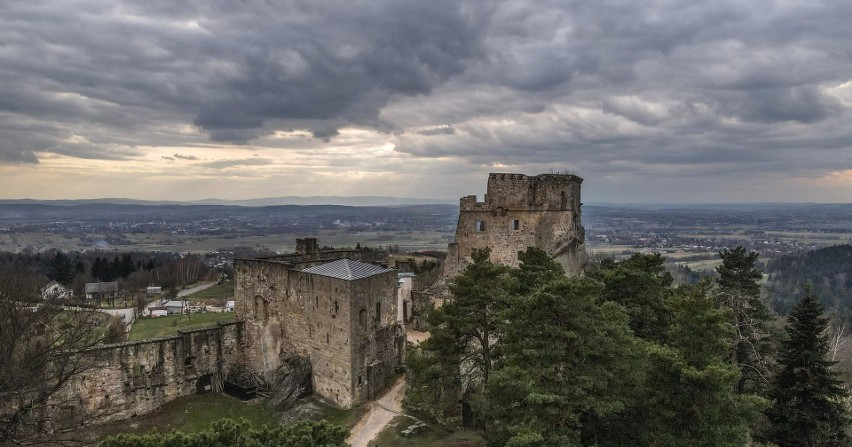 Majestatyczne ruiny zamku Kamieniec w Odrzykoniu z lotu...