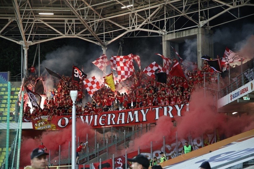 Kibice Widzewa byli widoczni na stadionie w Kielcach. Gorąco dopingowali Widzew w meczu z Koroną. Zdjęcia