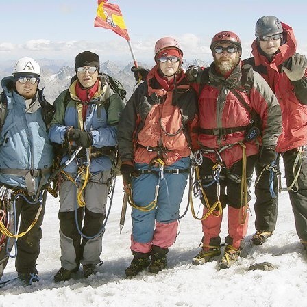 Na najwyższym alpejskim szczycie Austrii - Grossgrocknerze. Zdzisław Mirski stoi drugi z prawej. Nad członkami wyprawy powiewa flaga Żagania.