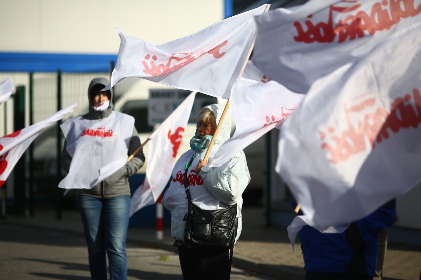 Protest związkowców przed fabryką Faurecii w Grójcu.