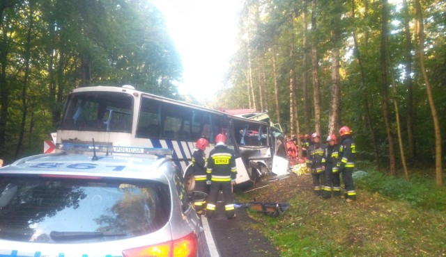 Tyrowo. Tragiczny wypadek autobusu przewożącego dzieci. Dwie osoby nie żyją