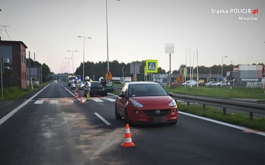 Wypadek na DK81 w Mikołowie; samochód uderzył w matkę z...