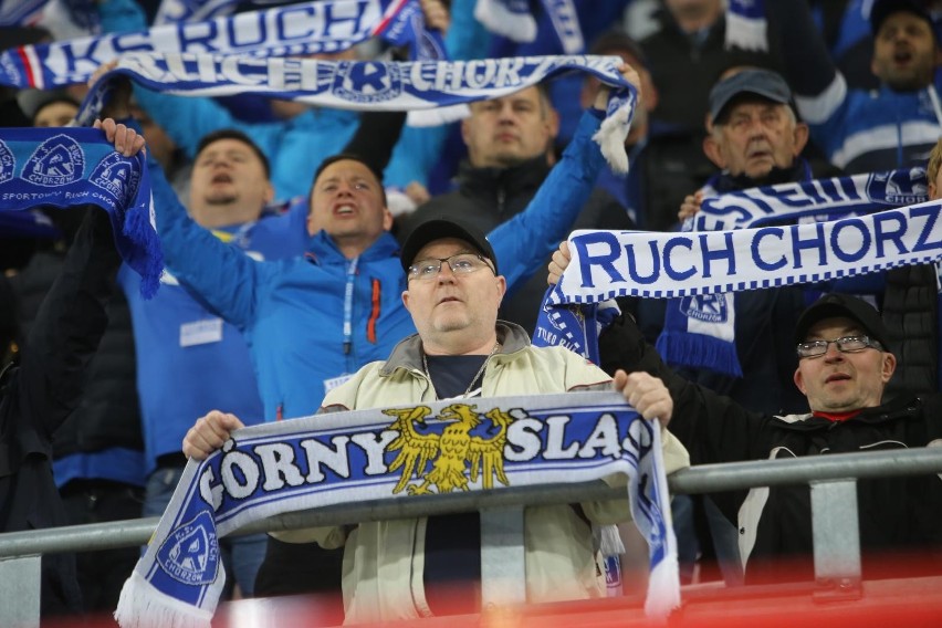 Fani Niebieskich głośno dopingowali swoich piłkarzy w meczu...