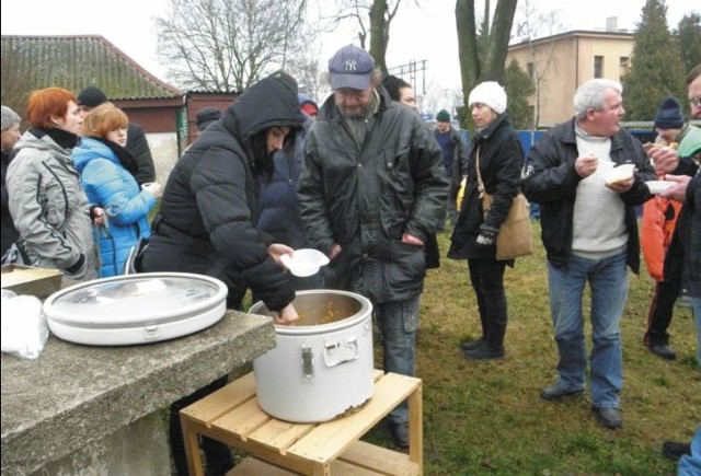 Wolontariusze serwowali w sylwestra ryż z warzywami, surówkę, biszkopt z jabłkami, ciasteczka, kawę i herbatę.