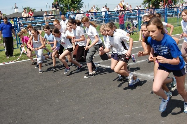 Start dziewcząt z klas 5-6 SP. Zawodniczki miały do pokonania 800 metrowy dystans.