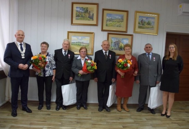 Burmistrz Szydłowa Andrzej Tuz odznaczył jubilatów medalami oraz wręczył im kwiaty