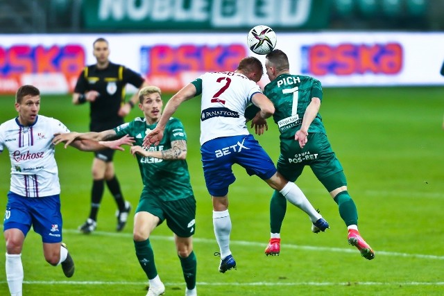 Śląsk Wrocław wygrał z Podbeskidziem Bielsko-Biała 4:3 w szalonym meczu 26. kolejki PKO Ekstraklasy. Oceniliśmy piłkarzy Śląska za występ w tym spotkaniu. Oceny w skali od 1 do 10, gdzie 10 to klasa światowa, a 1 - występ poniżej wszelkiej krytyki.WAŻNE! Do kolejnych piłkarzy przejdziesz za pomocą strzałek lub gest&oacute;w na Twoim telefonie