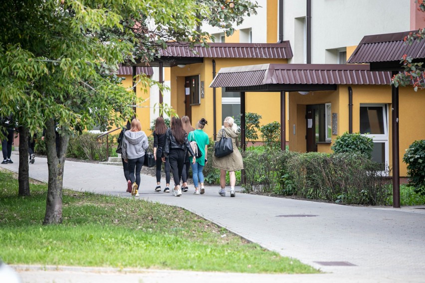 Uczniowie gastronomika wychodzą na przerwach ze szkoły na...