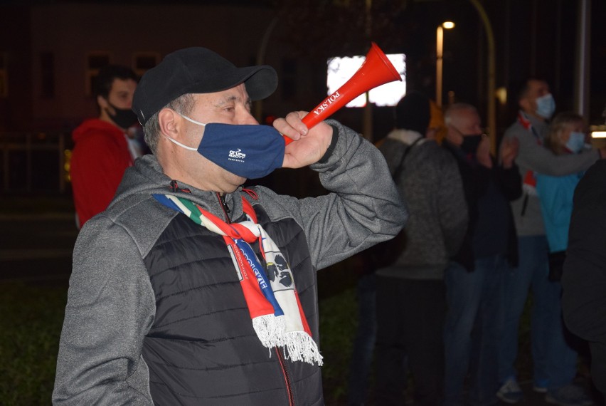 Kibice zebrali się pod halą Śródmieście i obserwują mecz na...