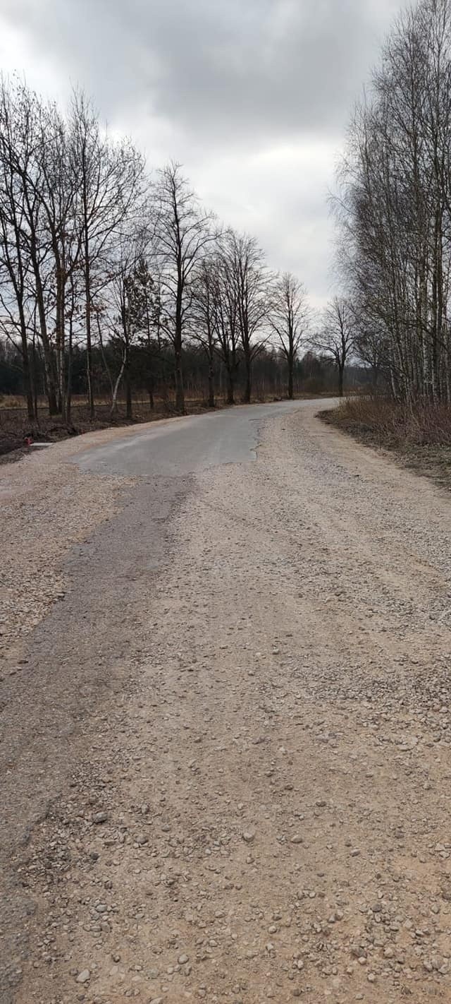 W Podlesiu Dużym w gminie Stromiec leją nowy asfalt na drodze powiatowej. Po zimowej przerwie prace ruszyły pełną parą (ZDJĘCIA)