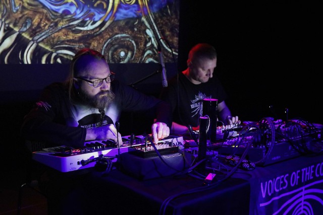 Wojciech Zięba i Rafał Iwański, kompozytorzy Voices Of The Cosmos,  podczas koncertu w Wojewódzkim Ośrodku Animacji Kultury w Toruniu