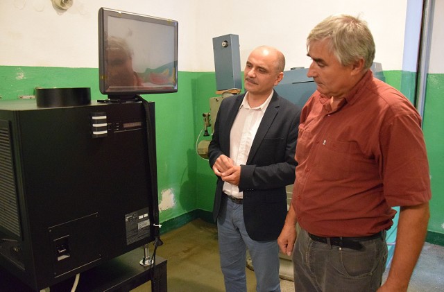 Andrzej Kindrat (nz. z lewej) i kinooperator Bogusław Tabaczek, przy cyfrowym projektorze. To nowa jakość wyświetlania filmów w kinie w Lubaczowie.