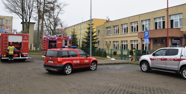 Pożar wybuchł w saunie w hali widowiskowo-sportowej, która przylega do szkoły podstawowej.