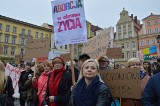 Protest przeciw ustawie antyaborcyjnej we Wrocławiu: "Gwałciciel nie ojciec", "Precz od macic"