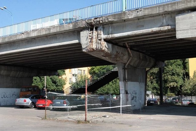 Wiadukt w ciągu ulicy Żeromskiego został oddany do użytku jesienią 1982 roku. Jego stan techniczny nie jest najlepszy.