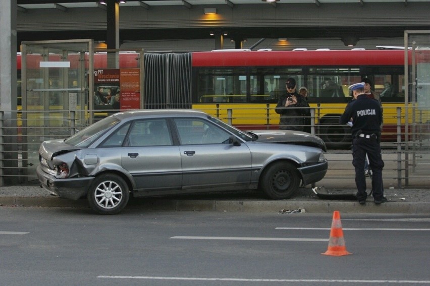 Wrocław: Wypadek na rondzie Reagana. Zderzyły się cztery samochody (ZDJĘCIA)