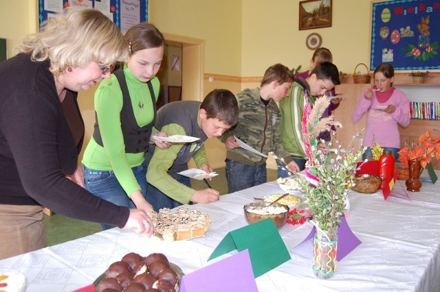 O ocenę potraw poproszono uczniów klasy 6 Niepublicznej Szkoły Podstawowej w Anielinach.