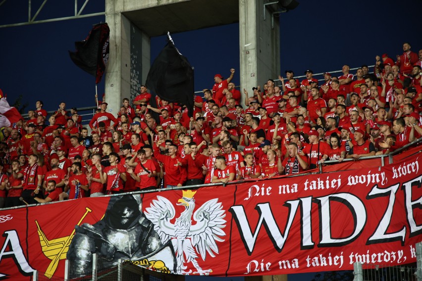 PKO Ekstraklasa. Tak kibice Widzewa Łódź wspierali zespół w meczu z Koroną Kielce.  W sektorze gości odpalili też race. Zobacz zdjęcia
