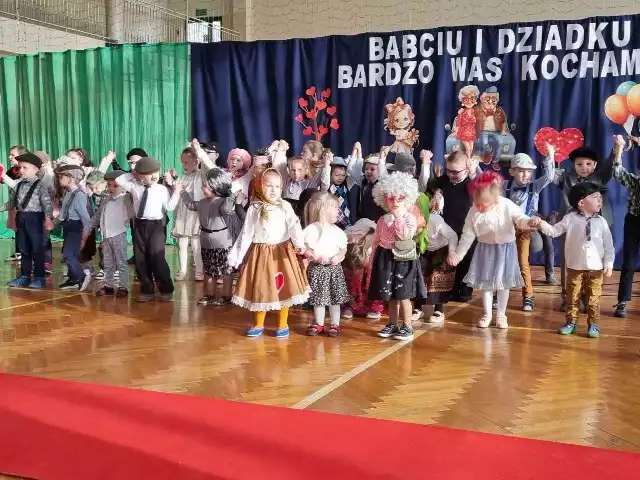 Z okazji tego wyjątkowego święta przedszkolaki i uczniowie klas młodszych przygotowali piękny występ w szkole. Babcie i dziadkowie otrzymali oryginalne laurki i życzenia. Był także wspólny poczęstunek.  Było dużo wzruszeń i radości.