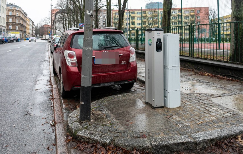 Stacja ładowania aut elektrycznych w Szczecinie. Świetny pomysł, tylko wykonanie nie za bardzo wyszło. Internauci mieli używanie