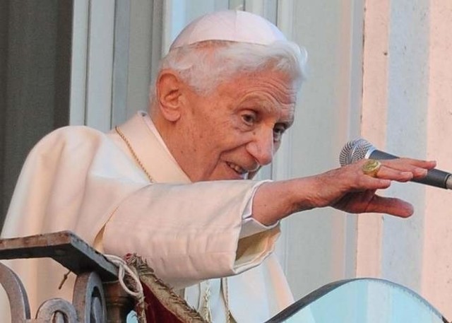 Papież Benedykt XVI przemawia do wiernych w Castel Gandolfo.