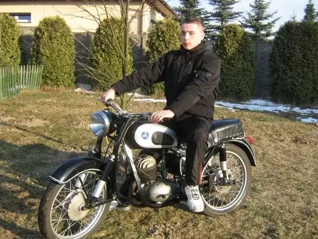 Michał Wojciechowski z motocyklem SHL 150 model M06-T.