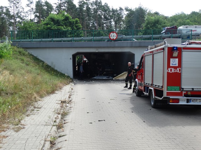 Samochód ciężarowy utknął pod wiaduktem między Białobrzegami a Mikówką.