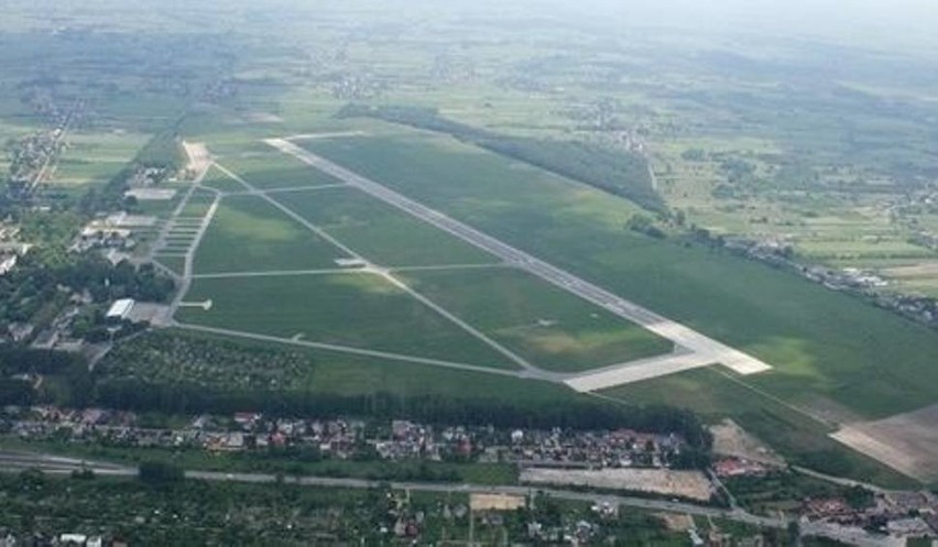 Unieważniony przetarg na budowę pasa startowego na radomskim lotnisku. Oferta była o 200 milionów złotych za droga!